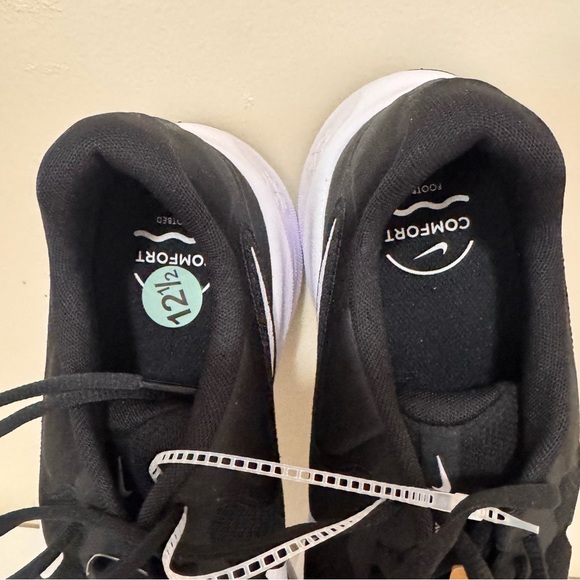 NWT Nike Men's Black and White Athletic Shoes - Picture 5 of 7